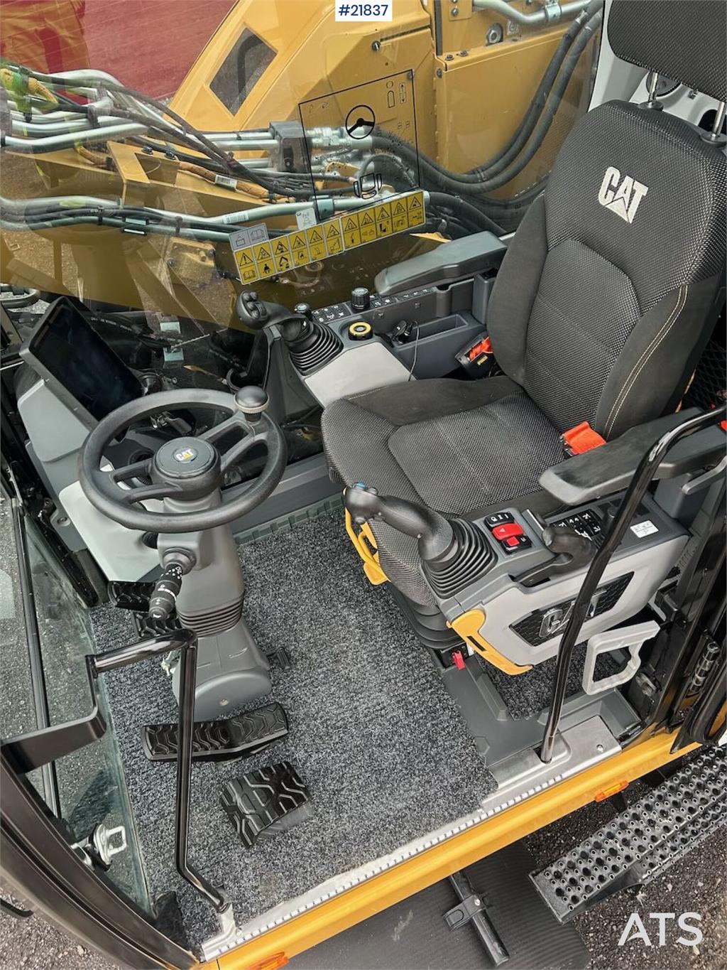 Komatsu PC240LC-11E0 crawler excavator with Rototilt and g