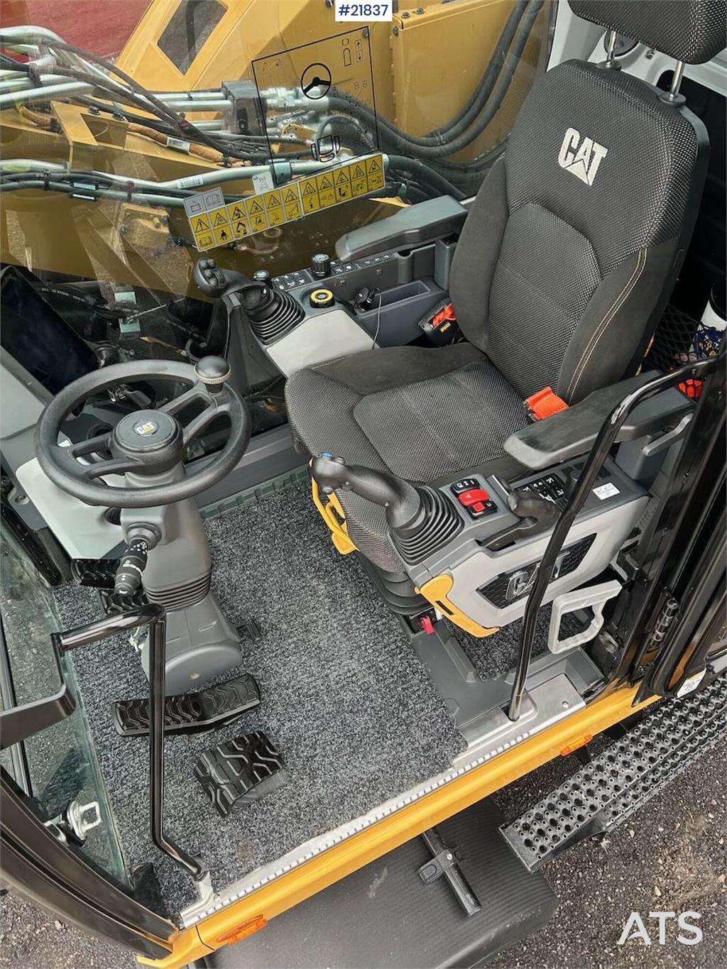 Komatsu PC240LC-11E0 crawler excavator with Rototilt and g