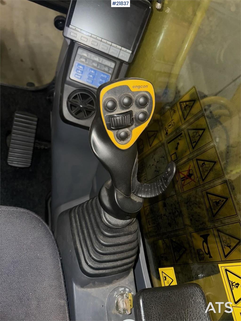 Komatsu PC240LC-11E0 crawler excavator with Rototilt and g