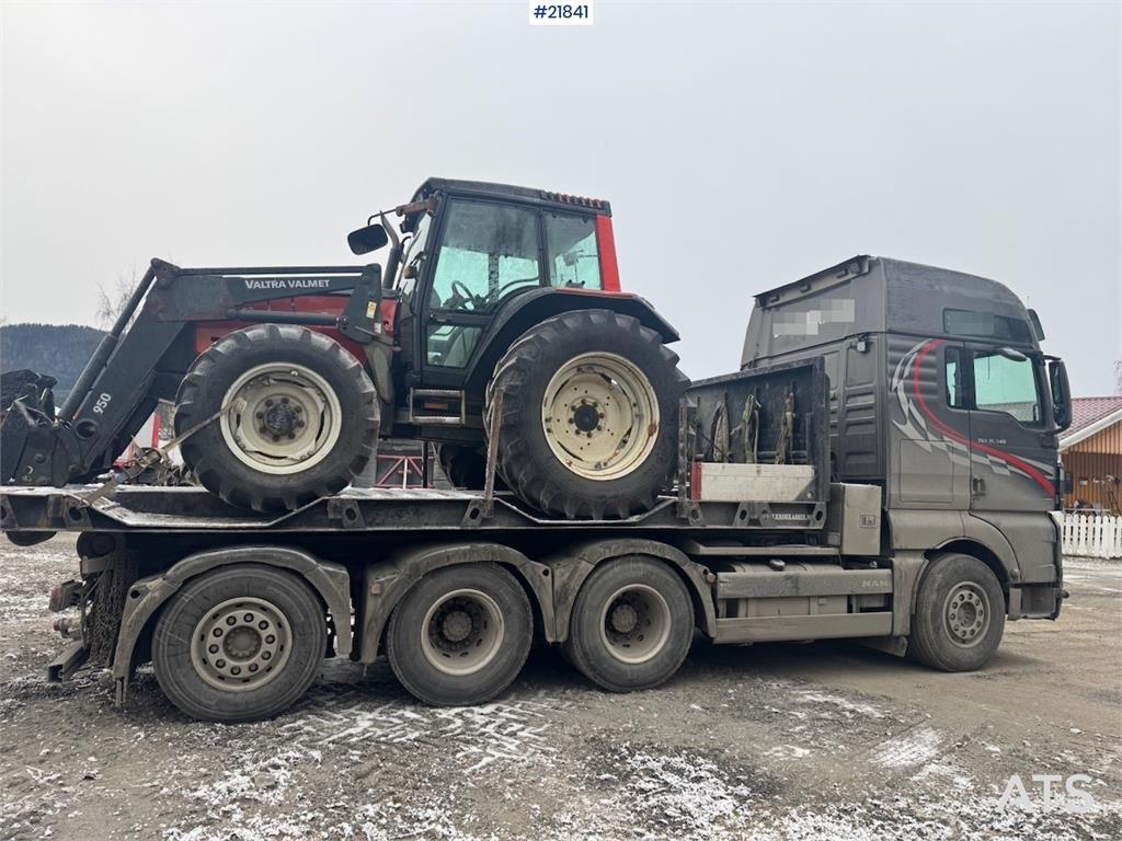 MAN TGX 35.540 Tridem hook truck with crane hydraulics