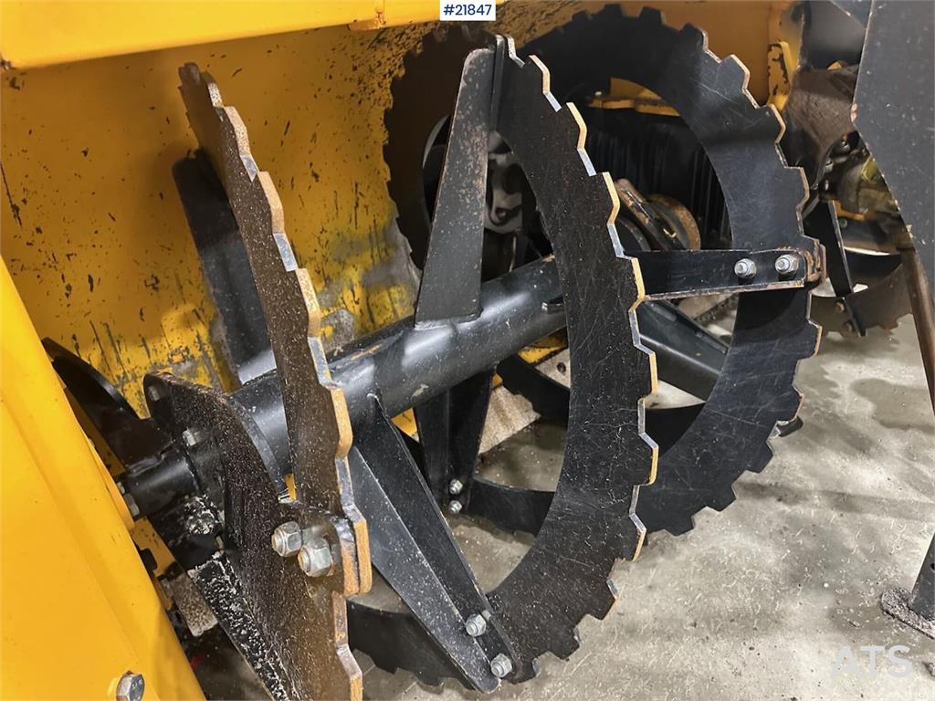 Dalen snow blower w/ Hardox steel. Slightly used.