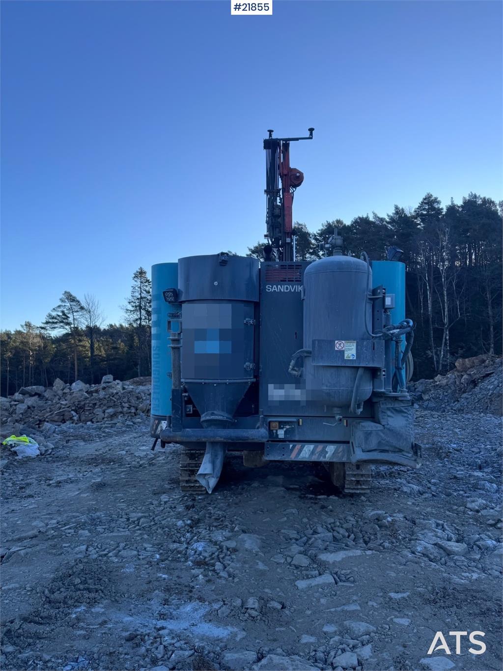 Sandvik DX800 drilling rig w/ water mist and L5 gps
