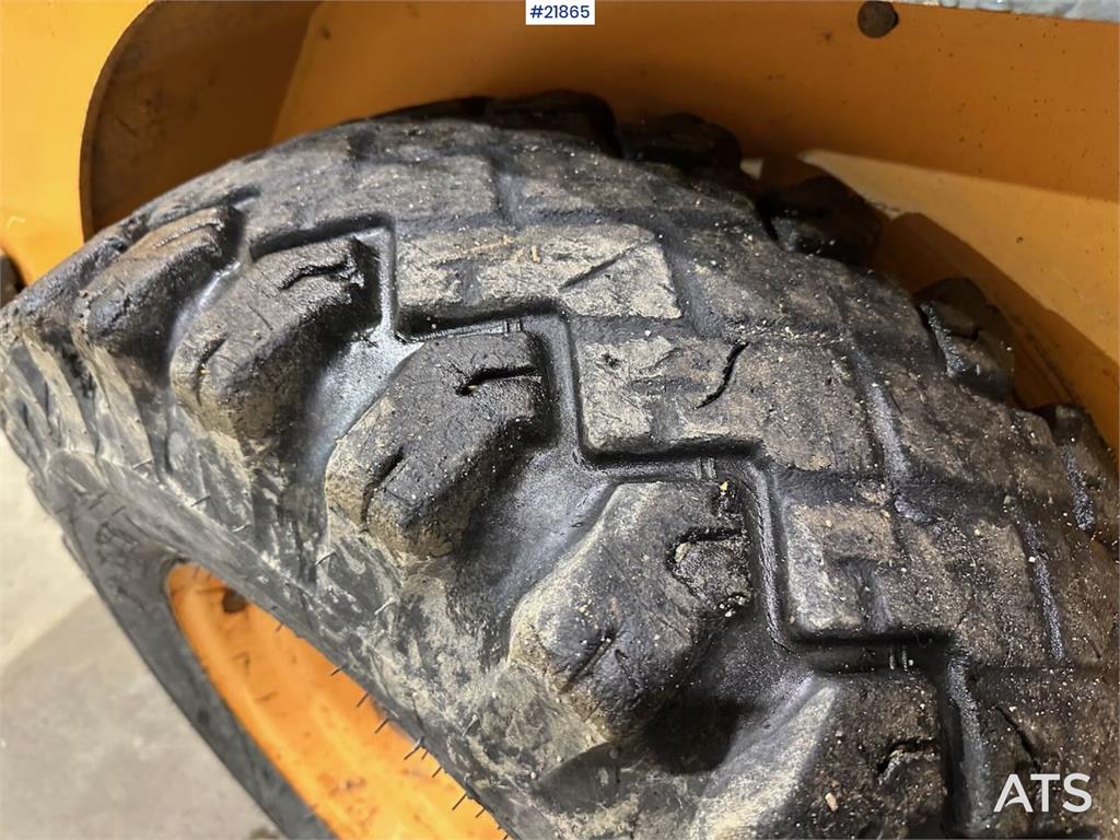 Mustang 220R compact loader w/leveling bucket and pallet f