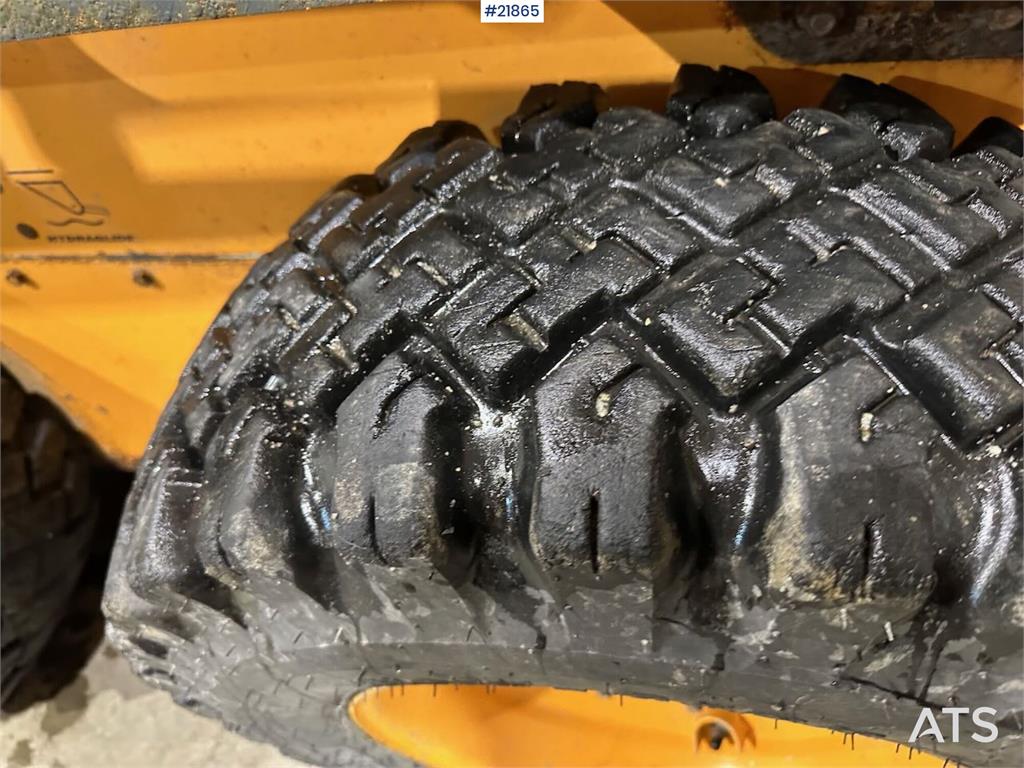 Mustang 220R compact loader w/leveling bucket and pallet f