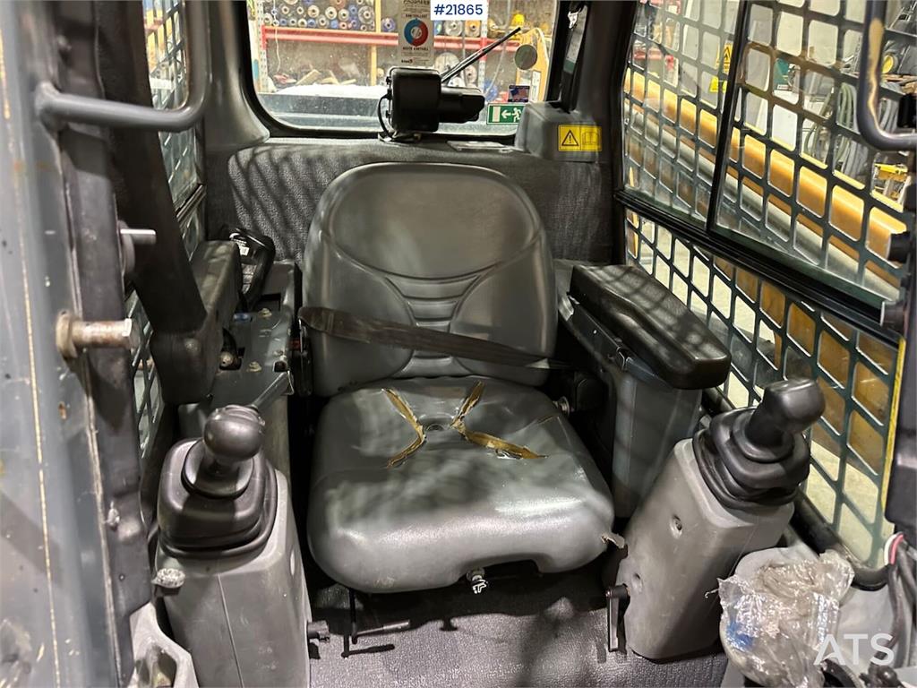 Mustang 220R compact loader w/leveling bucket and pallet f