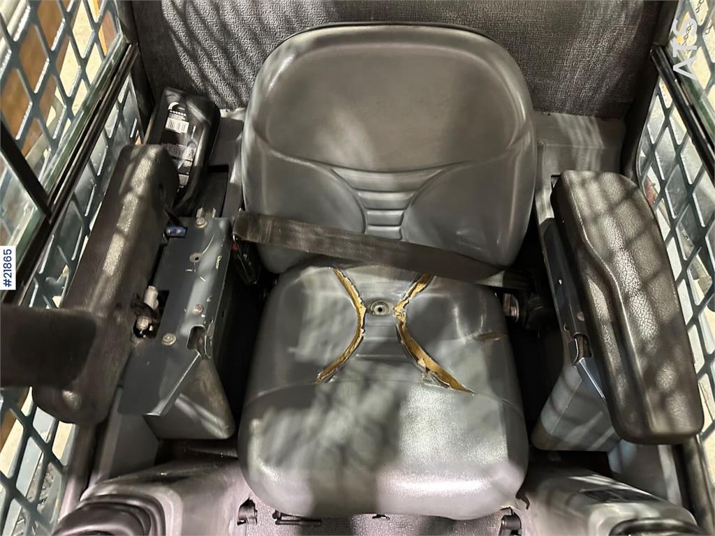 Mustang 220R compact loader w/leveling bucket and pallet f