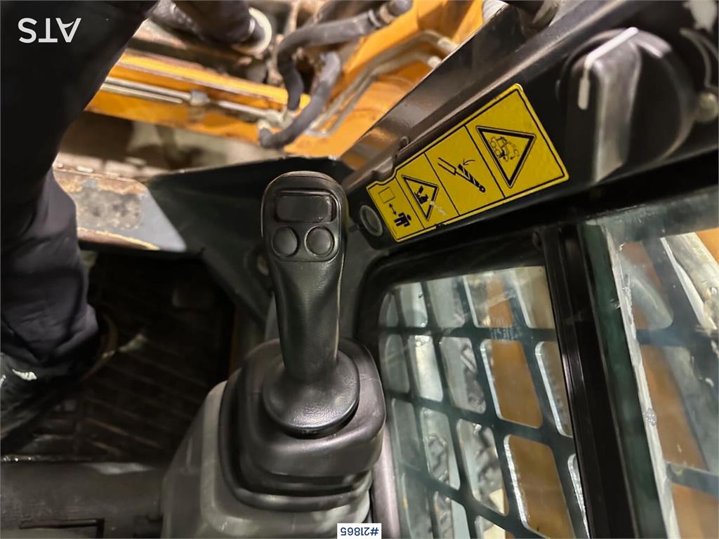 Mustang 220R compact loader w/leveling bucket and pallet f