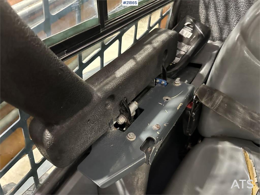 Mustang 220R compact loader w/leveling bucket and pallet f