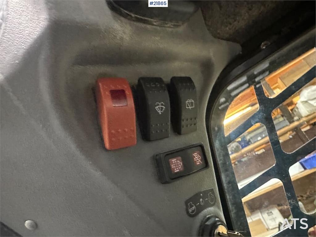 Mustang 220R compact loader w/leveling bucket and pallet f