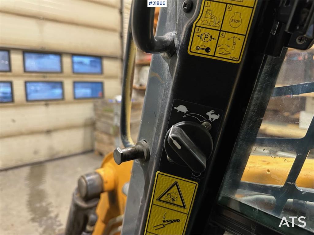 Mustang 220R compact loader w/leveling bucket and pallet f