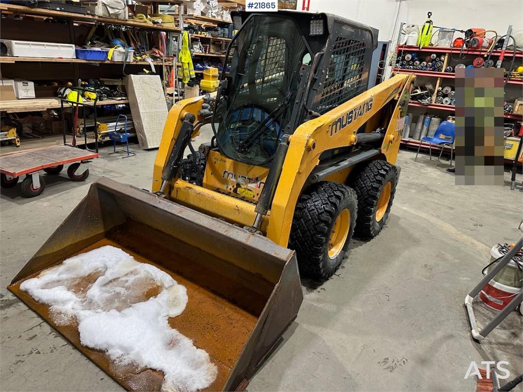 Mustang 220R compact loader w/leveling bucket and pallet f