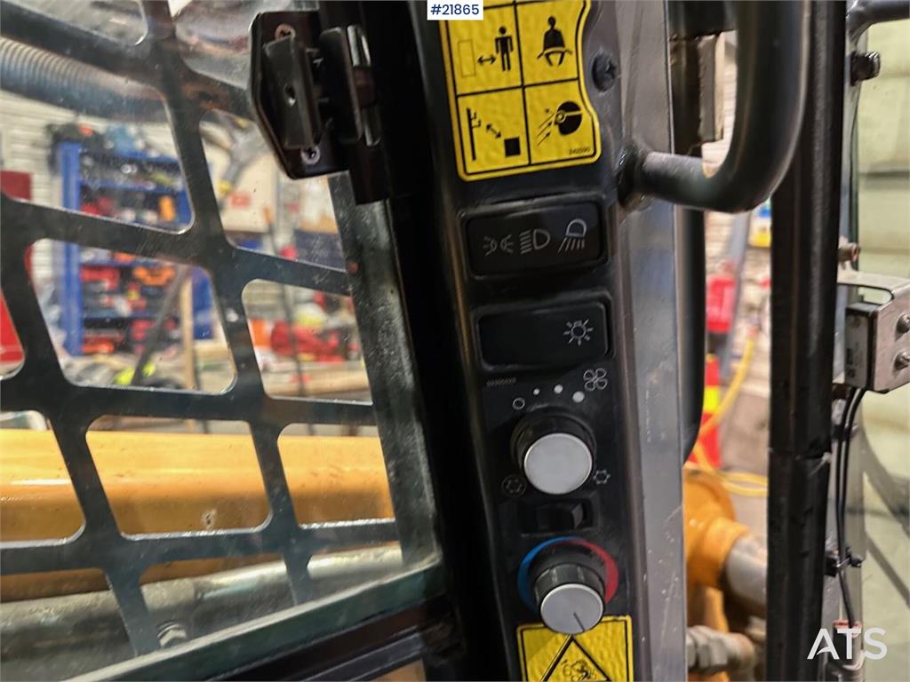 Mustang 220R compact loader w/leveling bucket and pallet f