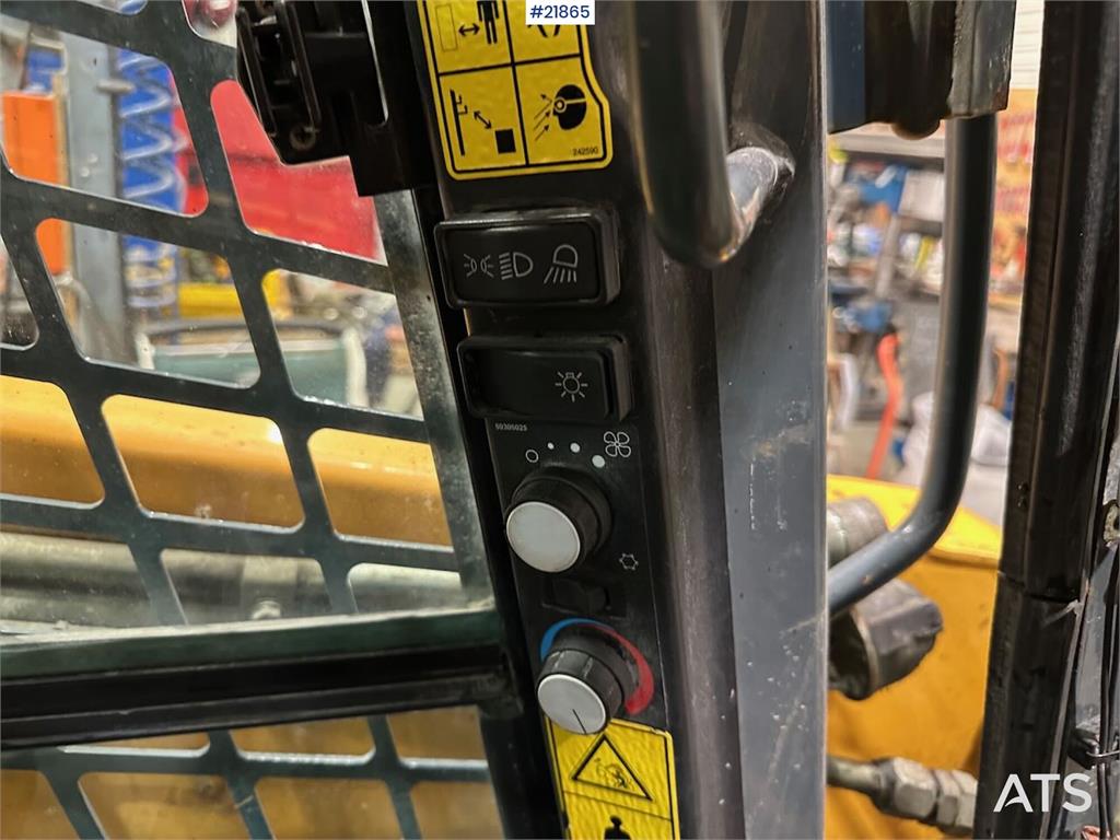 Mustang 220R compact loader w/leveling bucket and pallet f