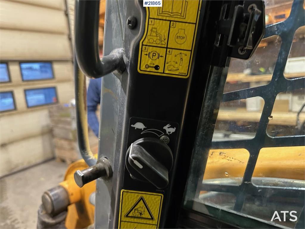 Mustang 220R compact loader w/leveling bucket and pallet f