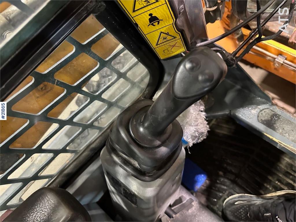 Mustang 220R compact loader w/leveling bucket and pallet f