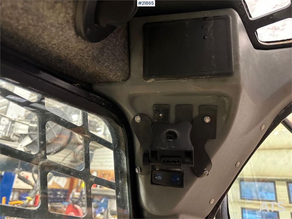 Mustang 220R compact loader w/leveling bucket and pallet f