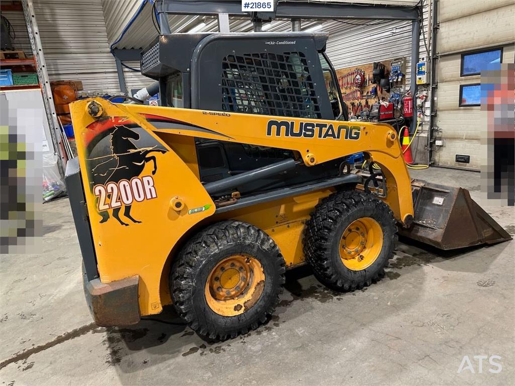 Mustang 220R compact loader w/leveling bucket and pallet f