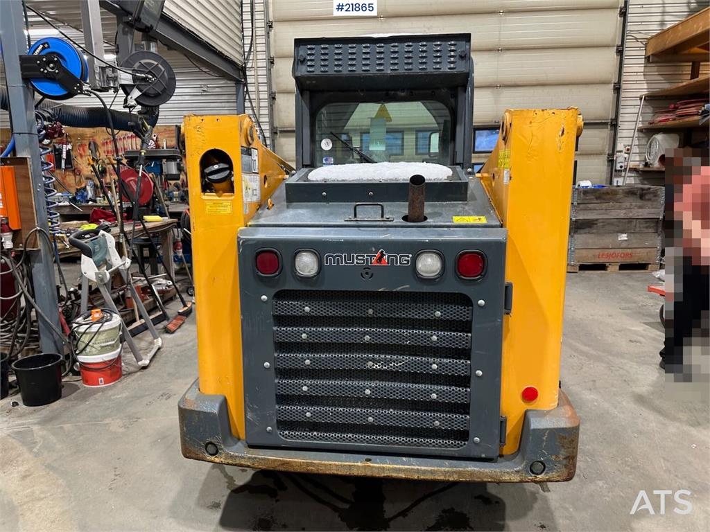 Mustang 220R compact loader w/leveling bucket and pallet f