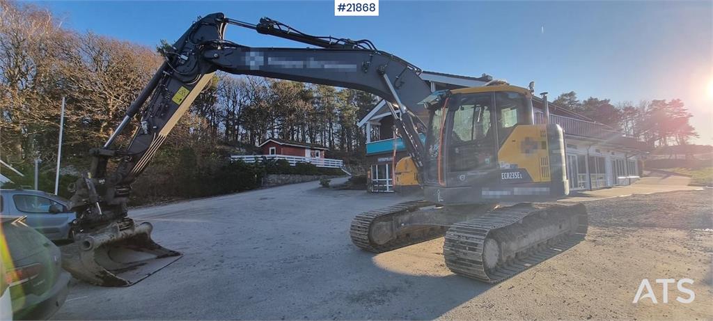 Volvo ECR235 EL excavator w/ digging bucket, sanding buc