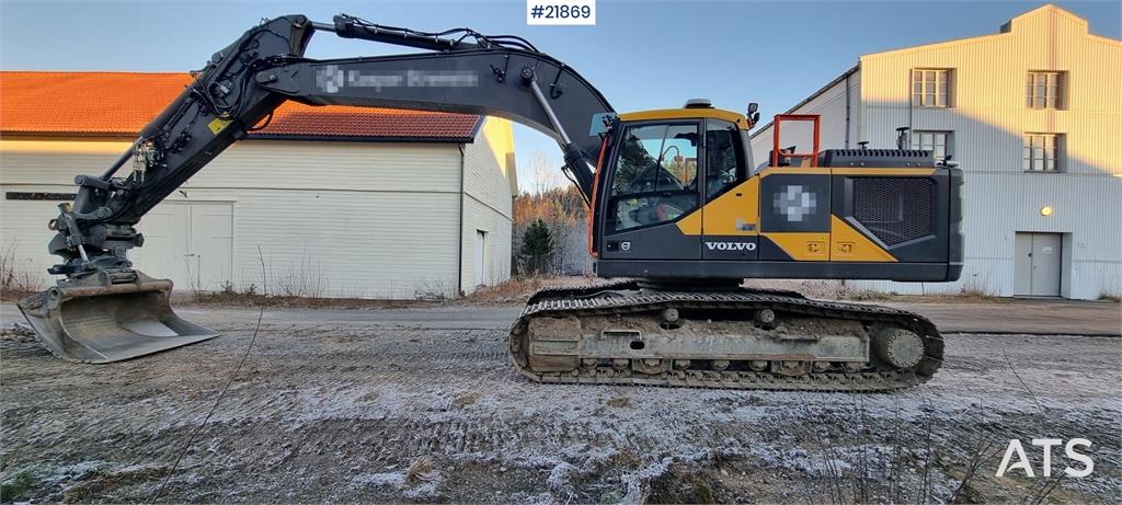 Volvo EC300el excavator w/ Toothed bucket, Sanding bucke