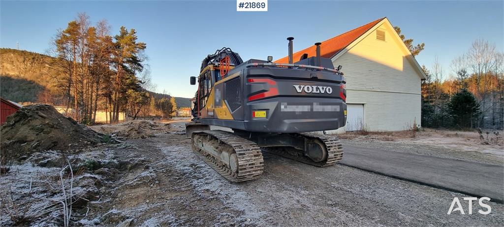Volvo EC300el excavator w/ Toothed bucket, Sanding bucke