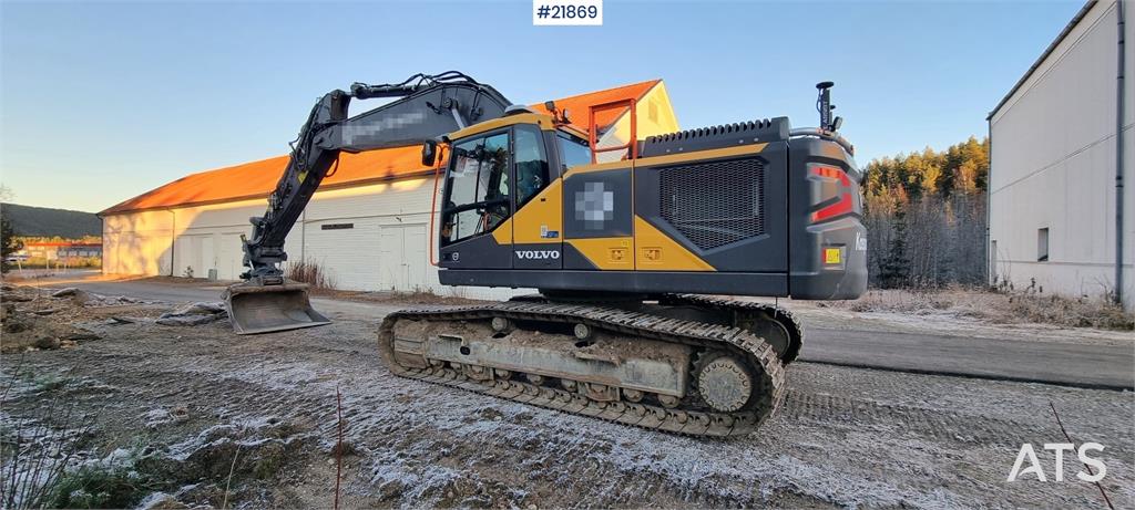 Volvo EC300el excavator w/ Toothed bucket, Sanding bucke
