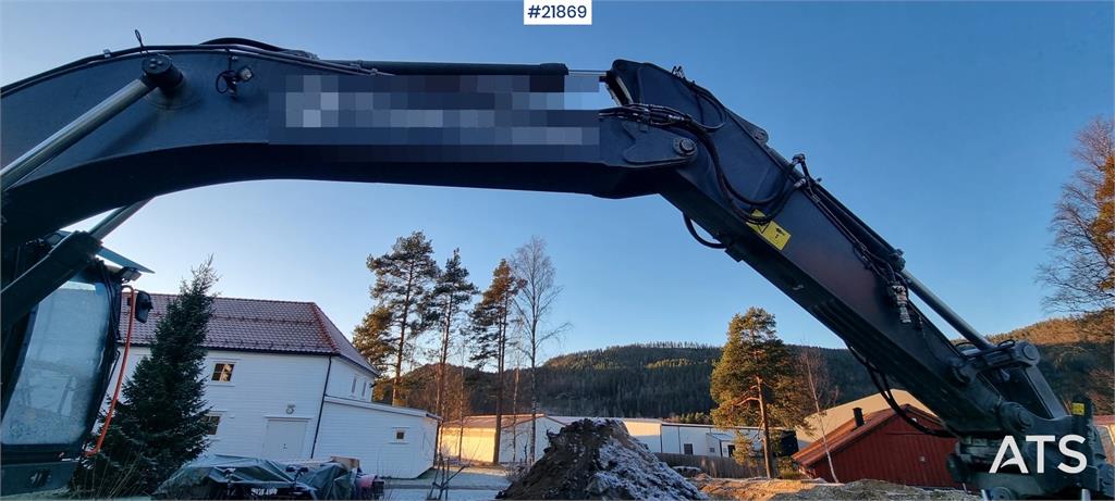 Volvo EC300el excavator w/ Toothed bucket, Sanding bucke