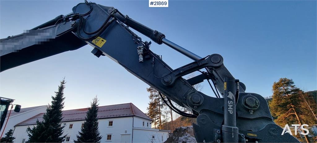 Volvo EC300el excavator w/ Toothed bucket, Sanding bucke