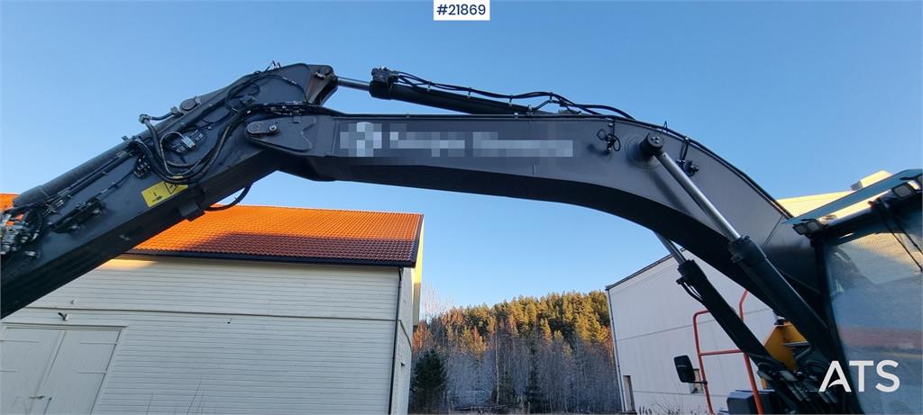 Volvo EC300el excavator w/ Toothed bucket, Sanding bucke