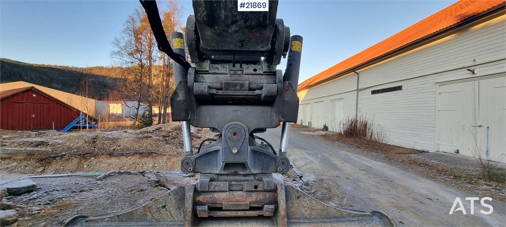 Volvo EC300el excavator w/ Toothed bucket, Sanding bucke