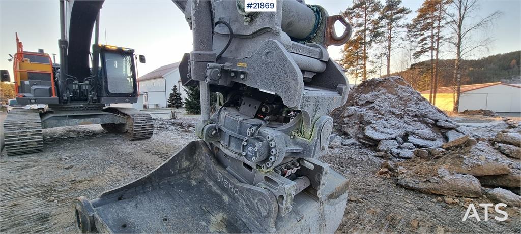 Volvo EC300el excavator w/ Toothed bucket, Sanding bucke