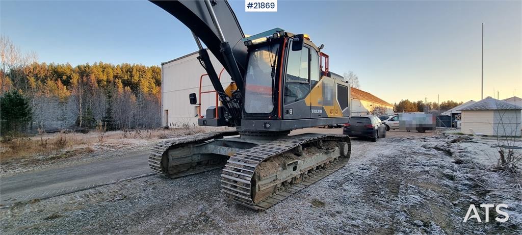 Volvo EC300el excavator w/ Toothed bucket, Sanding bucke