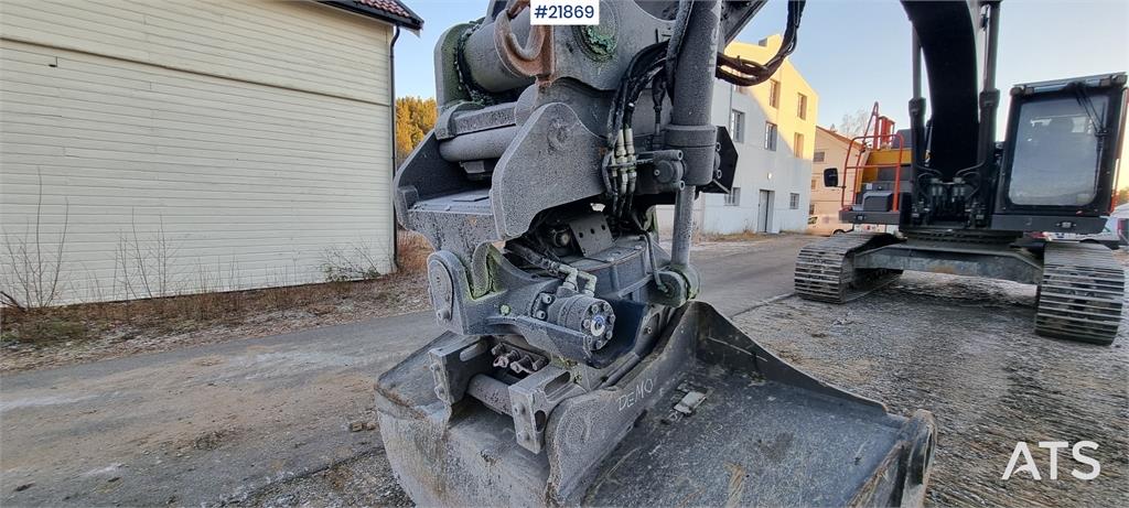 Volvo EC300el excavator w/ Toothed bucket, Sanding bucke