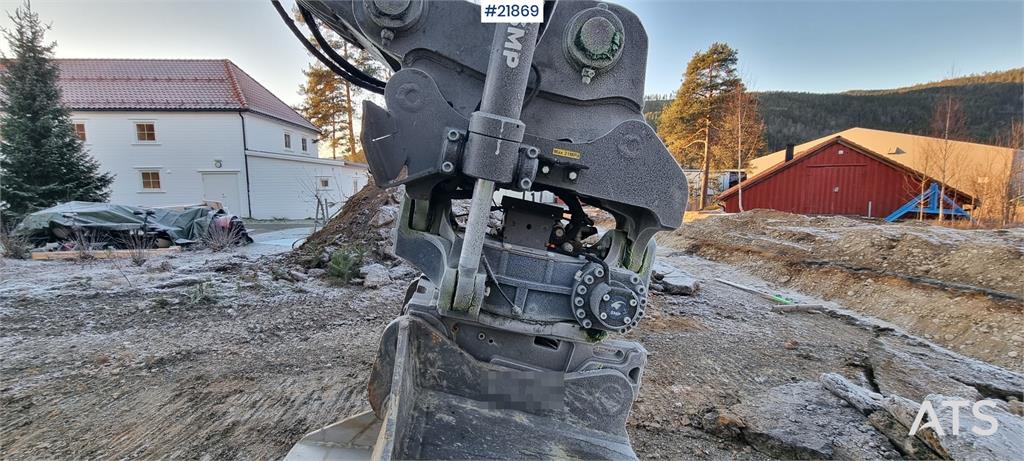 Volvo EC300el excavator w/ Toothed bucket, Sanding bucke