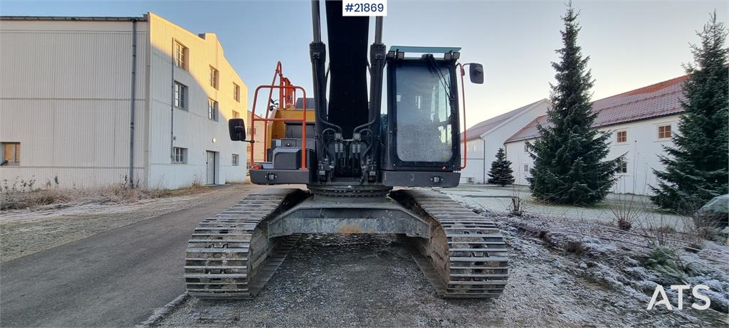 Volvo EC300el excavator w/ Toothed bucket, Sanding bucke