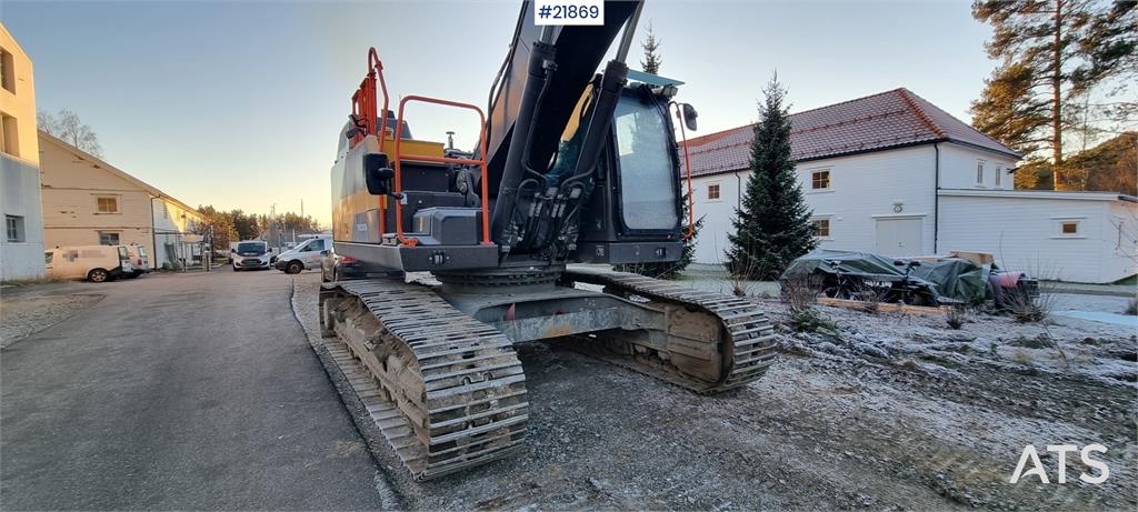 Volvo EC300el excavator w/ Toothed bucket, Sanding bucke