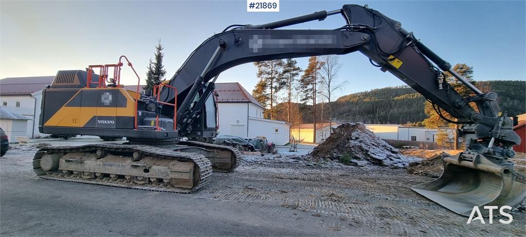 Volvo EC300el excavator w/ Toothed bucket, Sanding bucke