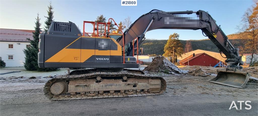 Volvo EC300el excavator w/ Toothed bucket, Sanding bucke