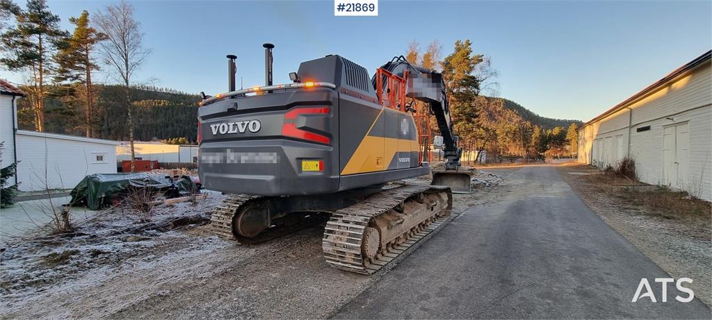 Volvo EC300el excavator w/ Toothed bucket, Sanding bucke