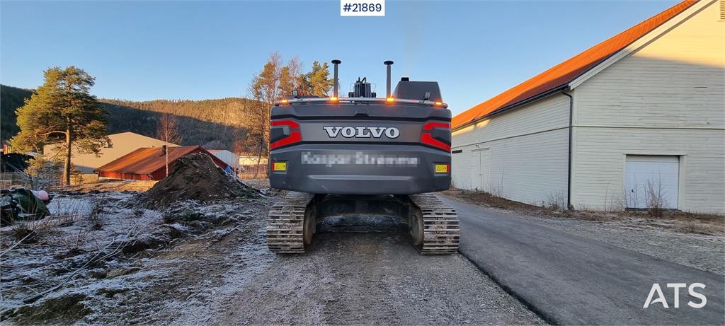 Volvo EC300el excavator w/ Toothed bucket, Sanding bucke