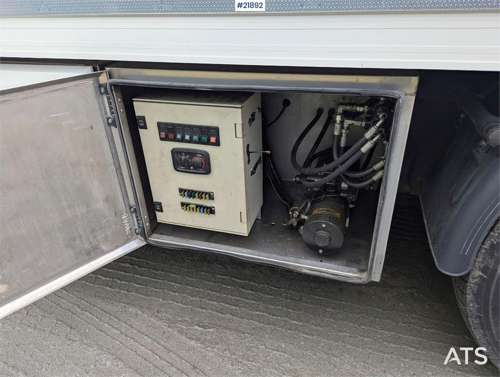 Renault 520T High 6x2 livestock truck with HFR trailer