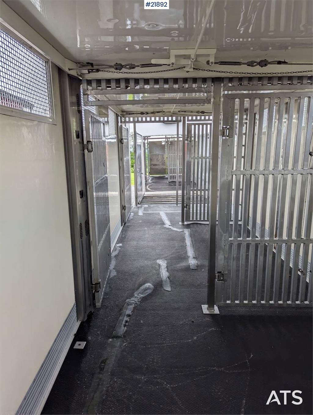 Renault 520T High 6x2 livestock truck with HFR trailer