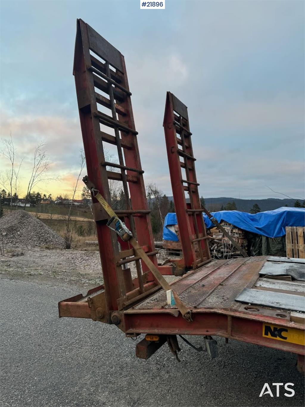 NC 3-axle machine trailer