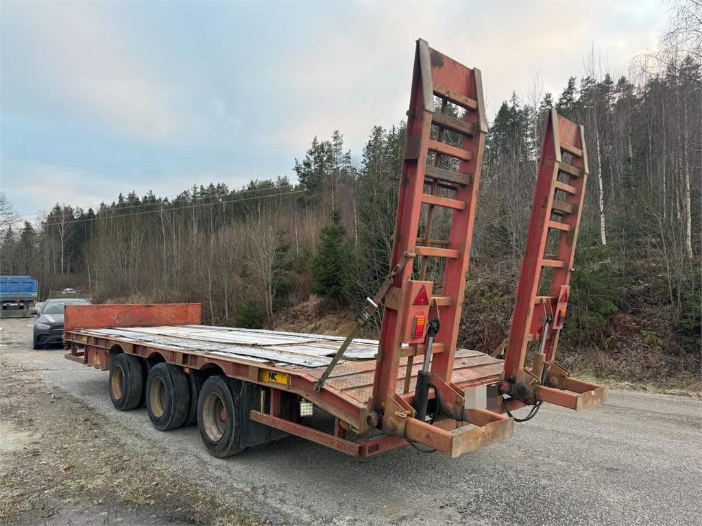 NC 3-axle machine trailer