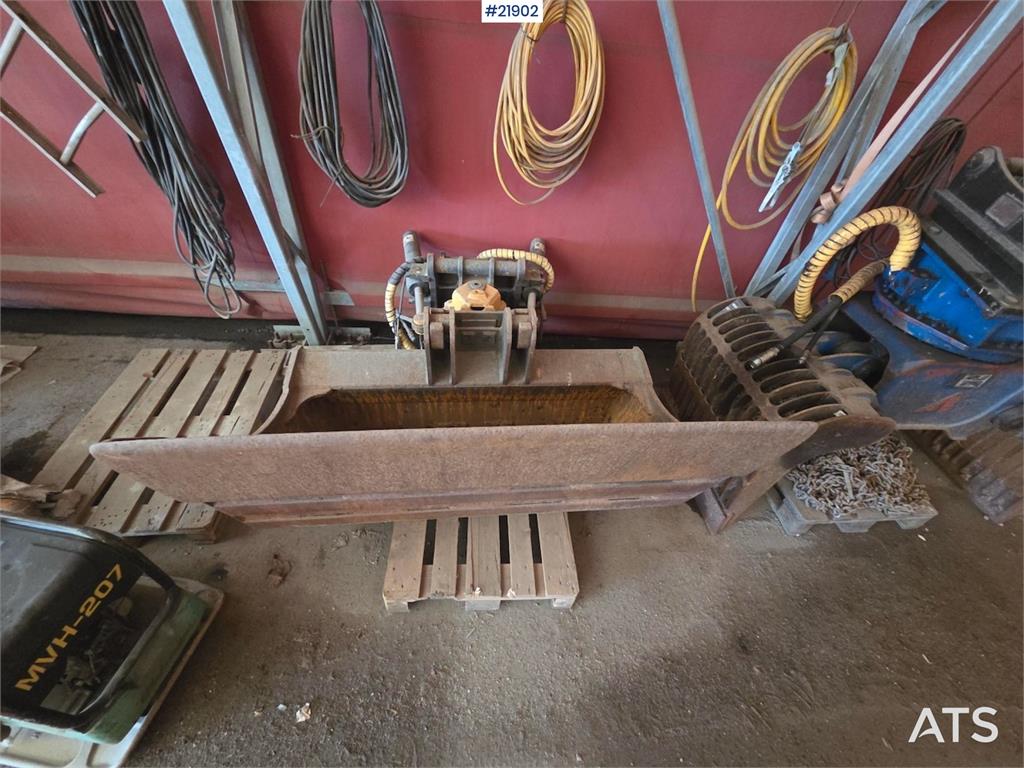 Engcon EC20 Rototilt w/ Cleaning tray.