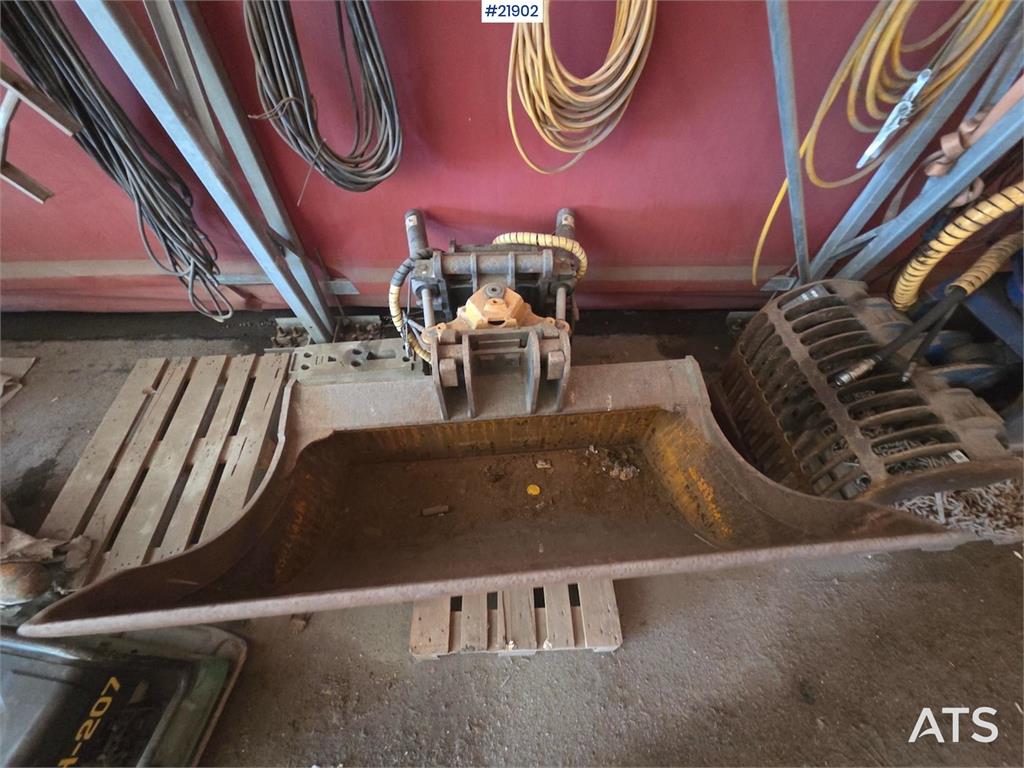 Engcon EC20 Rototilt w/ Cleaning tray.