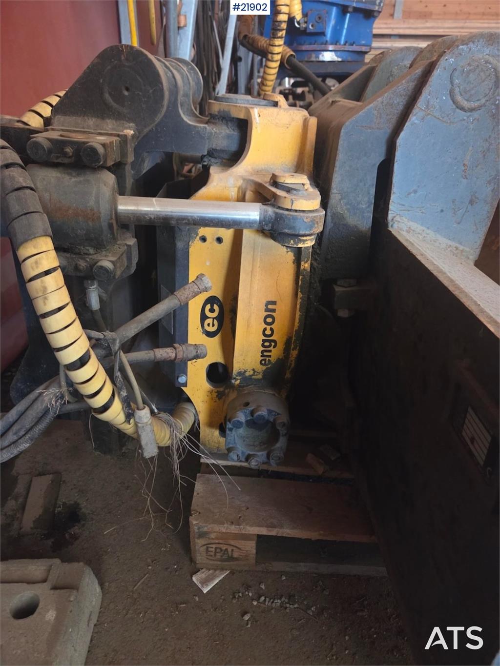 Engcon EC20 Rototilt w/ Cleaning tray.