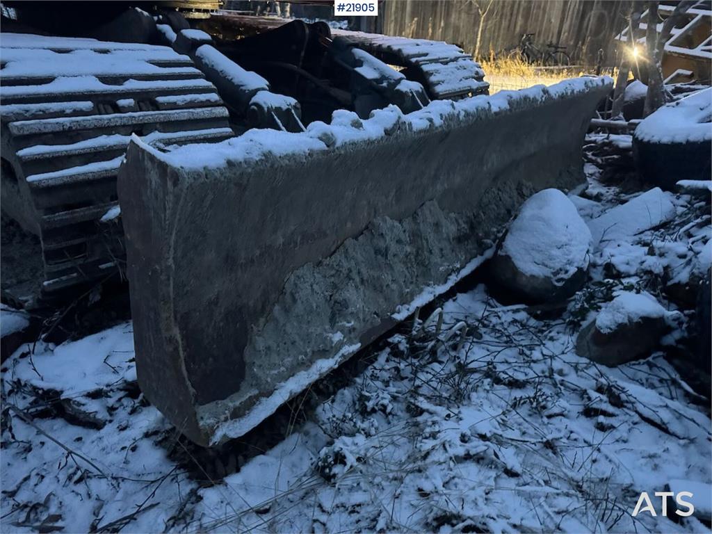 Doosan DX140LC tracked excavator with Engcon tilt and 2 b