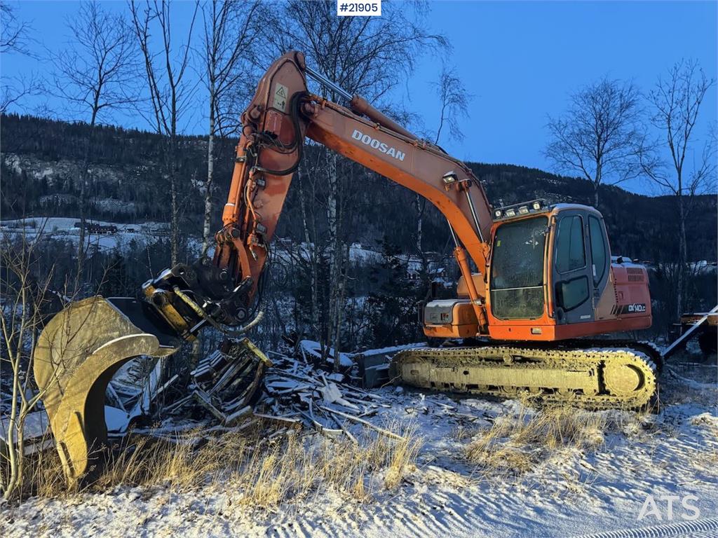 Doosan DX140LC tracked excavator with Engcon tilt and 2 b