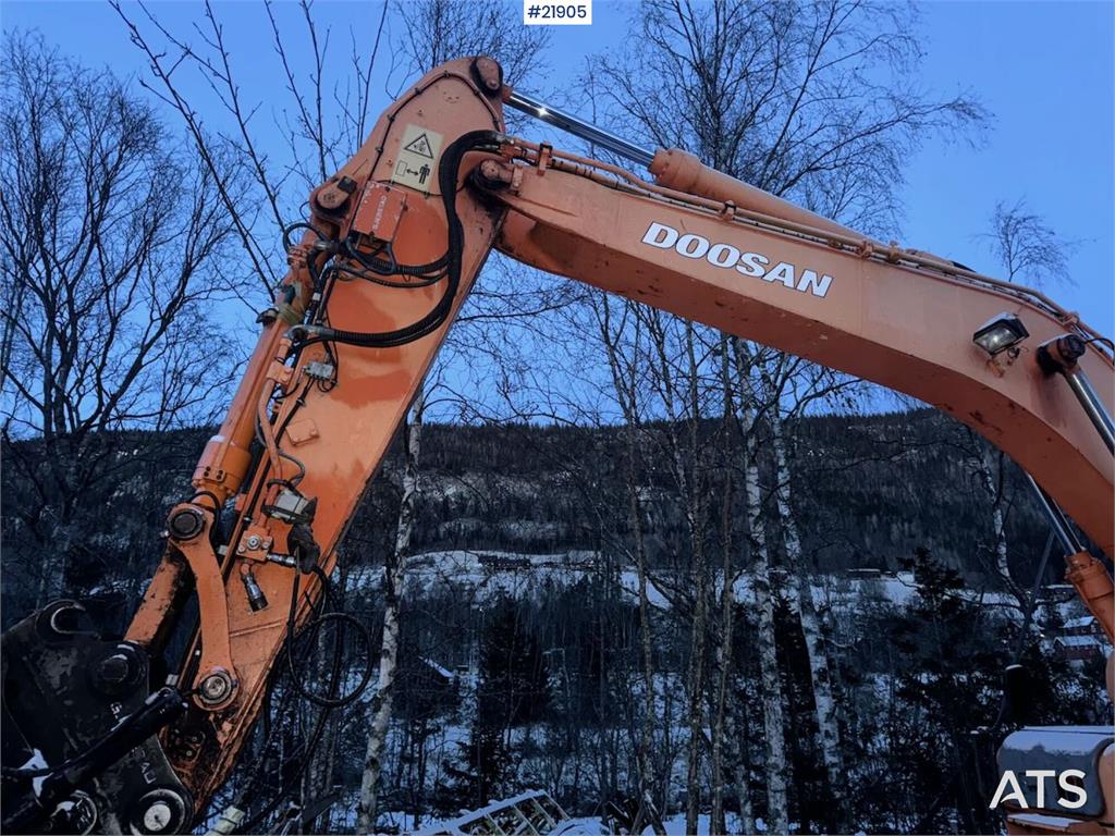 Doosan DX140LC tracked excavator with Engcon tilt and 2 b